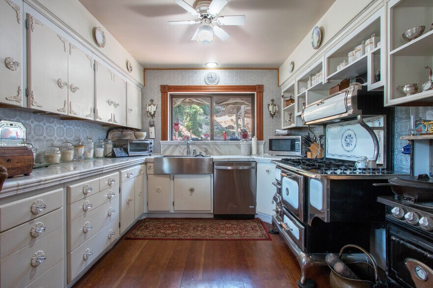 More Photos Of 608 W 6th St, The Dalles Specialty For Sale