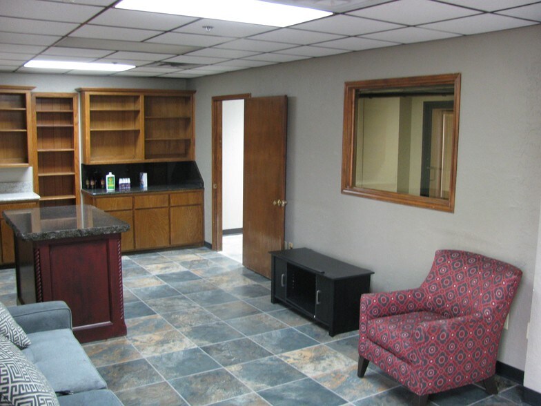 More Photos Of 810-812 SE 3rd St, Lawton Light Manufacturing For Sale