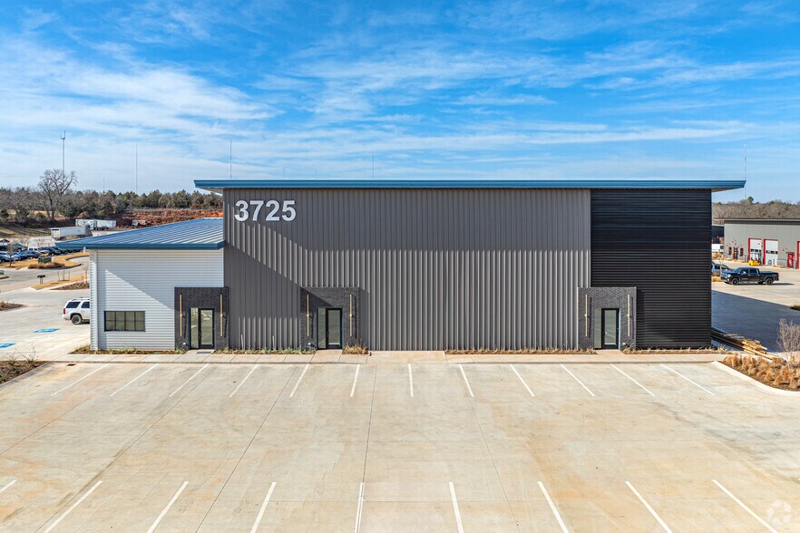 More Photos Of 3725 NE 104th St, Oklahoma City Light Distribution For Lease