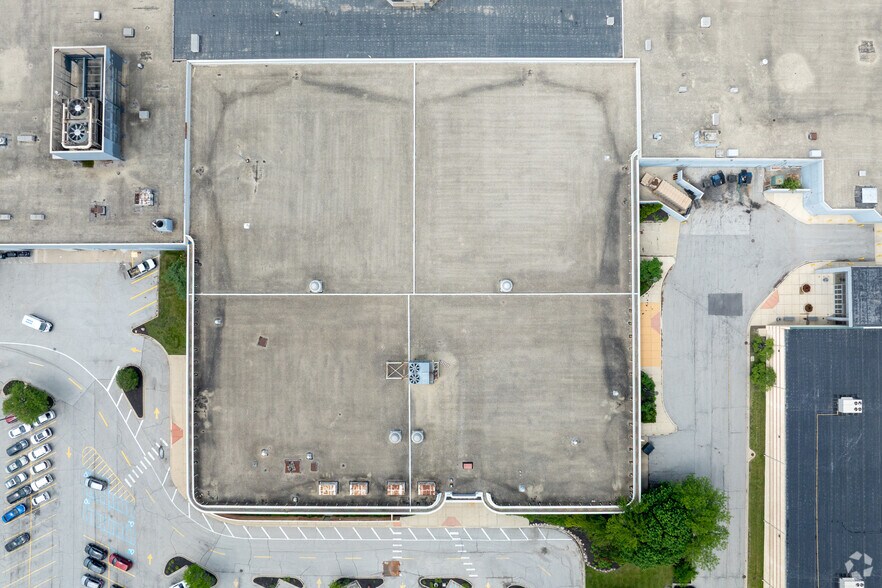 More Photos Of 1995 Southlake Mall, Merrillville Department Store For Sale