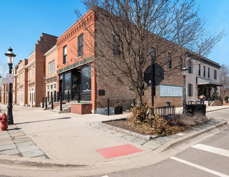 More Photos Of 8-18 E Scranton Ave, Lake Bluff Office For Sale