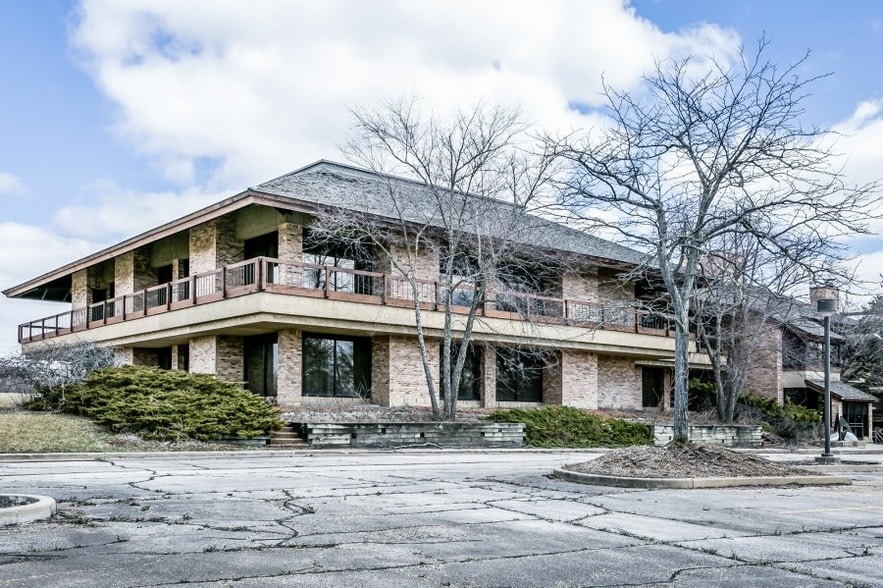 More Photos Of 3890 Salem Lake Dr, Long Grove Office For Sale