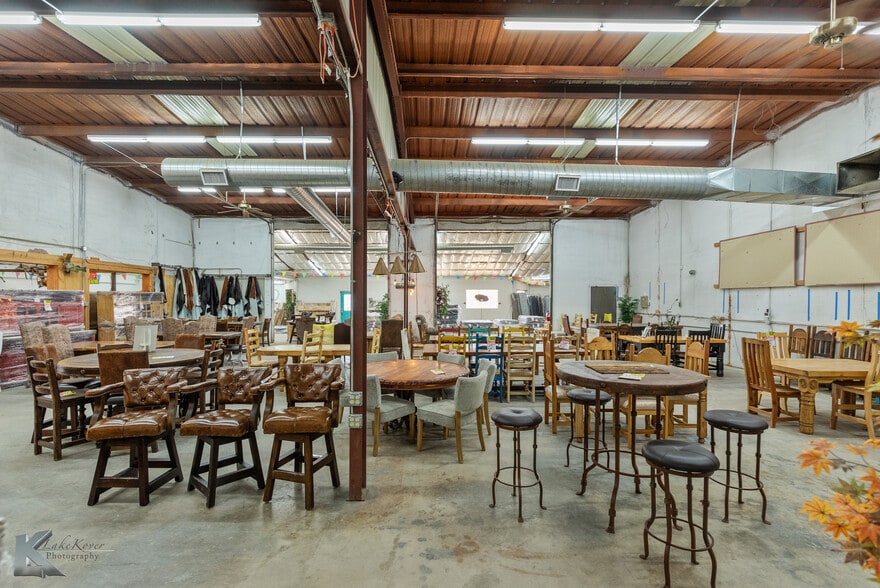 More Photos Of 302 N Access Rd, Clyde Showroom For Sale