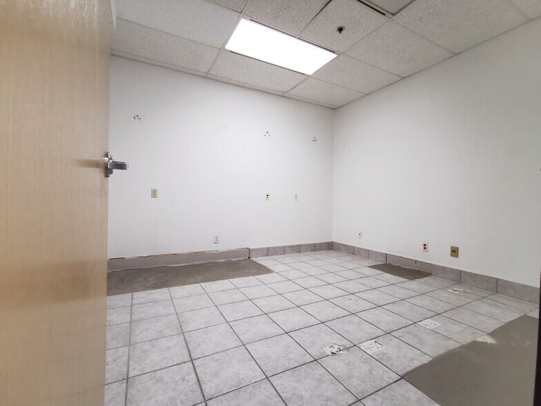 More Photos Of 3871 N Fraser Way, Burnaby Showroom For Lease