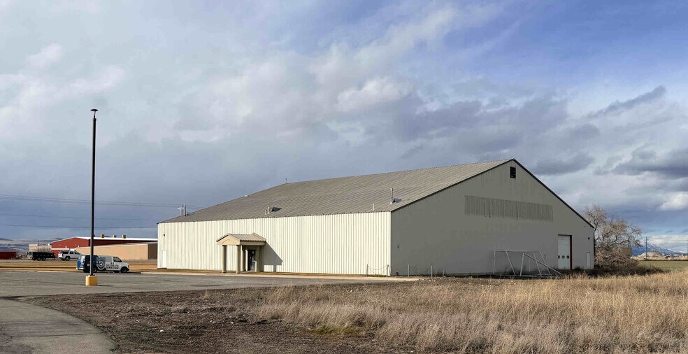 Primary Photo Of 1580 1000 Hwy, Logan Sports And Entertainment For Lease