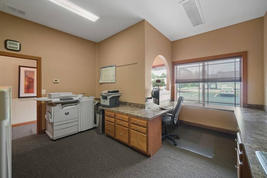 More Photos Of 2502 Beech St, Valparaiso Storefront For Sale