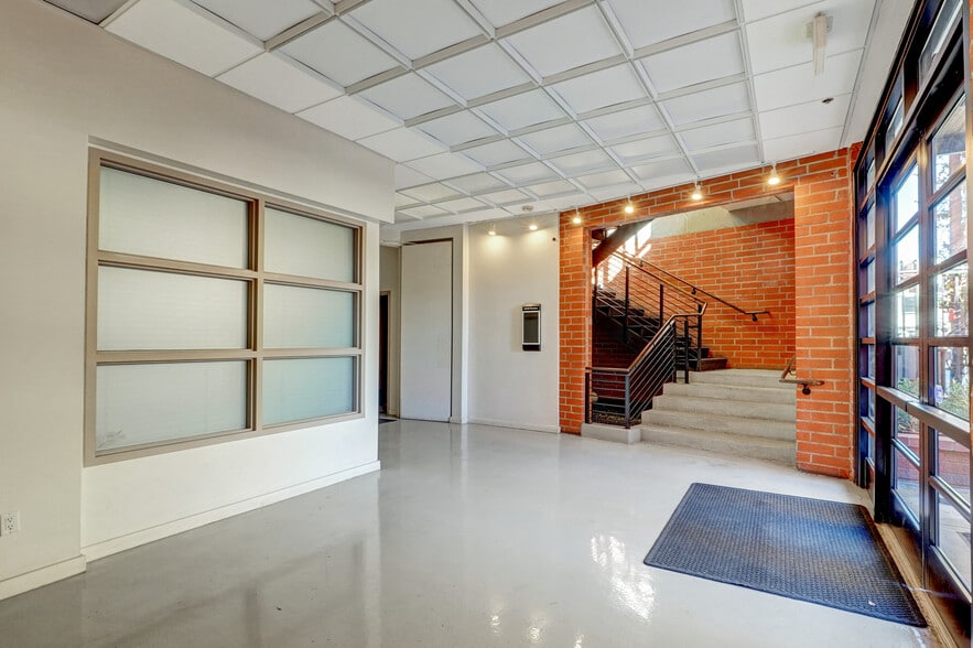 More Photos Of 2330 Pontius Ave, Los Angeles Loft Creative Space For Lease