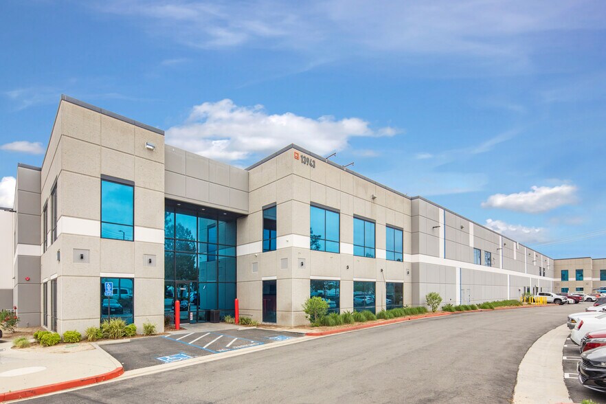 More Photos Of 13943 Balboa Blvd, Sylmar Warehouse For Lease