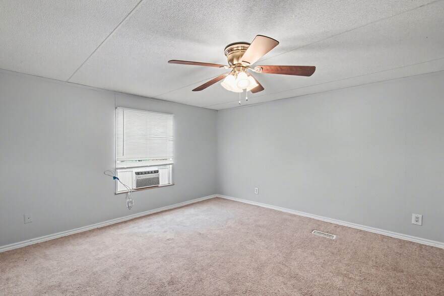 More Photos Of 919 Austin St, Kingsland Flex For Sale