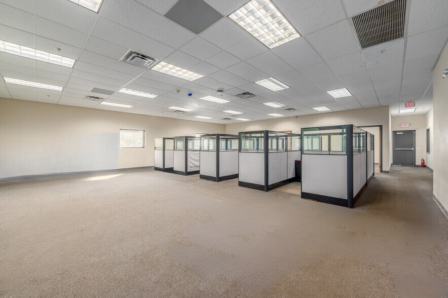 More Photos Of 23371 Aurora Rd, Bedford Warehouse For Lease