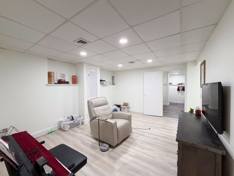 More Photos Of 258 Middle St, Bristol Medical For Sale