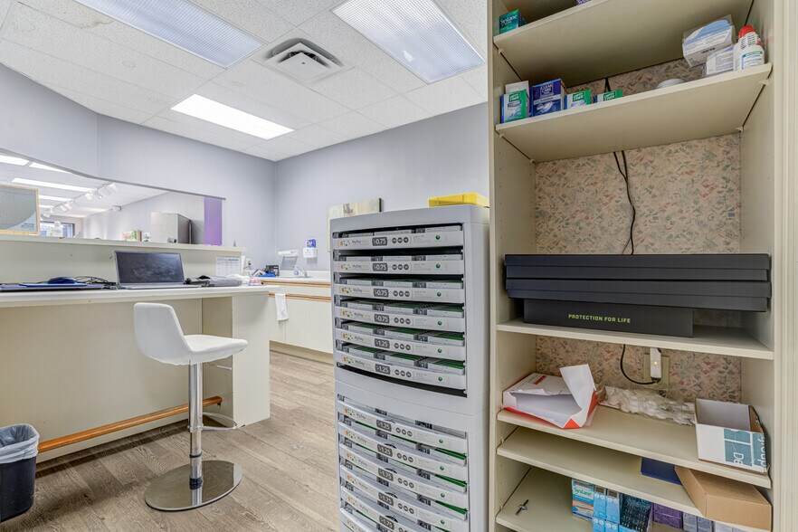 More Photos Of 3000 Bloor St W, Toronto Storefront For Sale