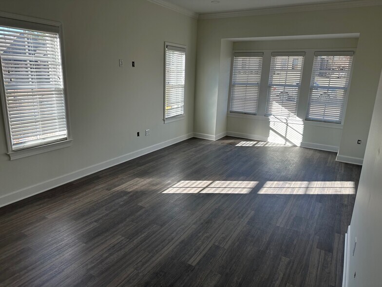 More Photos Of 406 Enterprise Dr, Oxford Office For Sale