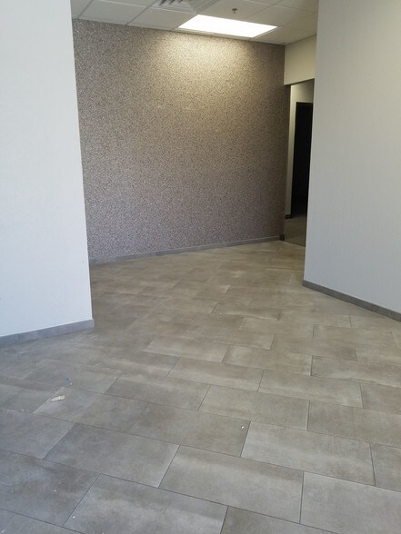 More Photos Of 7440 E Karen Dr, Scottsdale Service For Lease