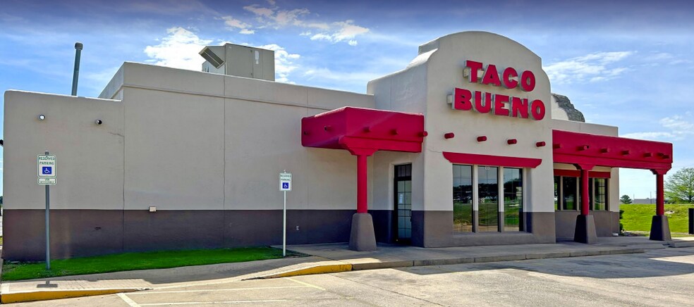 Primary Photo Of 500 Shawnee Mall Dr, Shawnee Fast Food For Lease