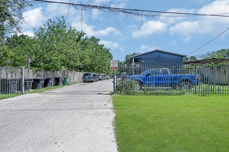 More Photos Of 2432 Little York Rd #8 rd, Houston Apartments For Sale