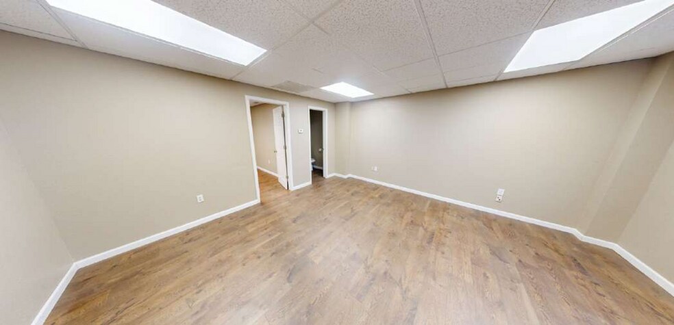 More Photos Of 2917 S 1st St, Rogers Warehouse For Lease