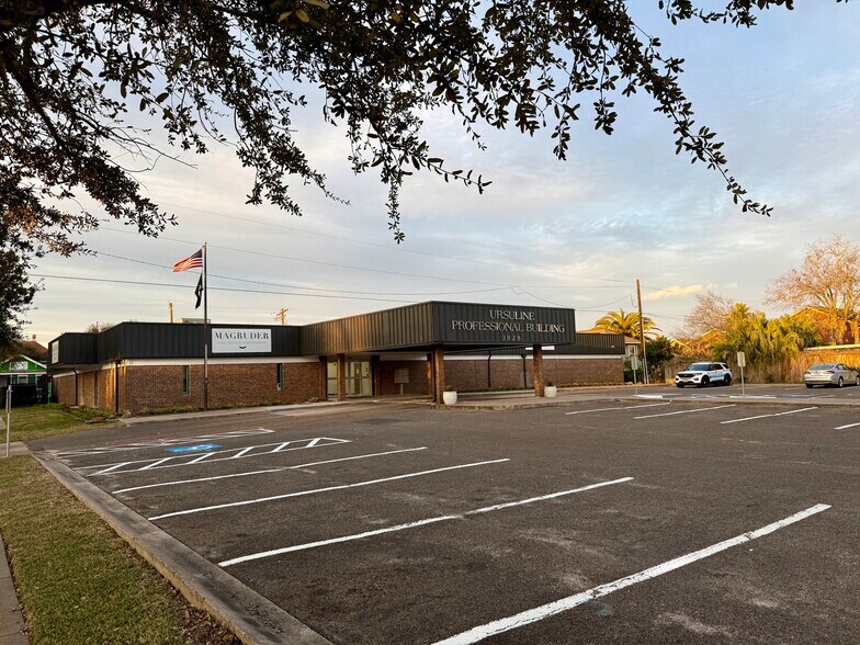 Primary Photo Of 3828 Avenue N, Galveston Hospital For Lease