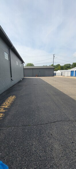 More Photos Of 4667-4675 Dixie Hwy, Waterford Freestanding For Lease