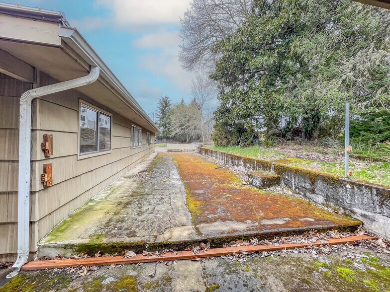 More Photos Of 859 W Lookingglass Rd, Roseburg Office For Sale