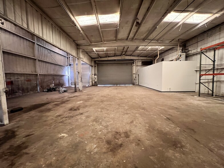 More Photos Of 5387 L B McLeod Rd, Orlando Warehouse For Lease