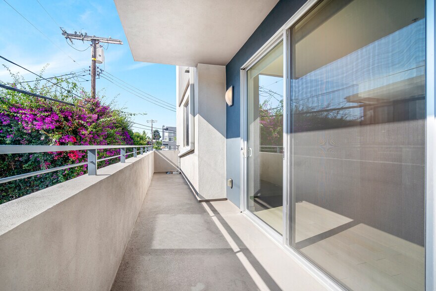 More Photos Of 11900 Courtleigh Dr, Los Angeles Apartments For Sale