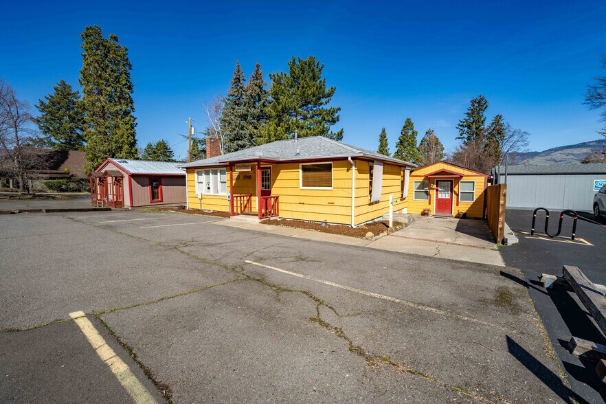 More Photos Of 1745 Ashland St, Ashland Medical For Sale