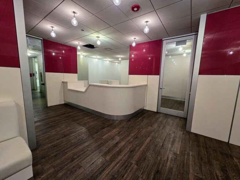 More Photos Of 333 E Benton Pl, Chicago Freestanding For Lease