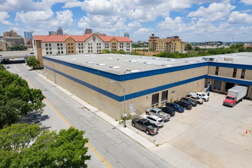 Primary Photo Of 1113-1133 E Houston St, San Antonio Warehouse For Lease