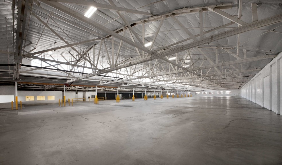 More Photos Of 12900 Simms Ave, Hawthorne Truck Terminal For Lease