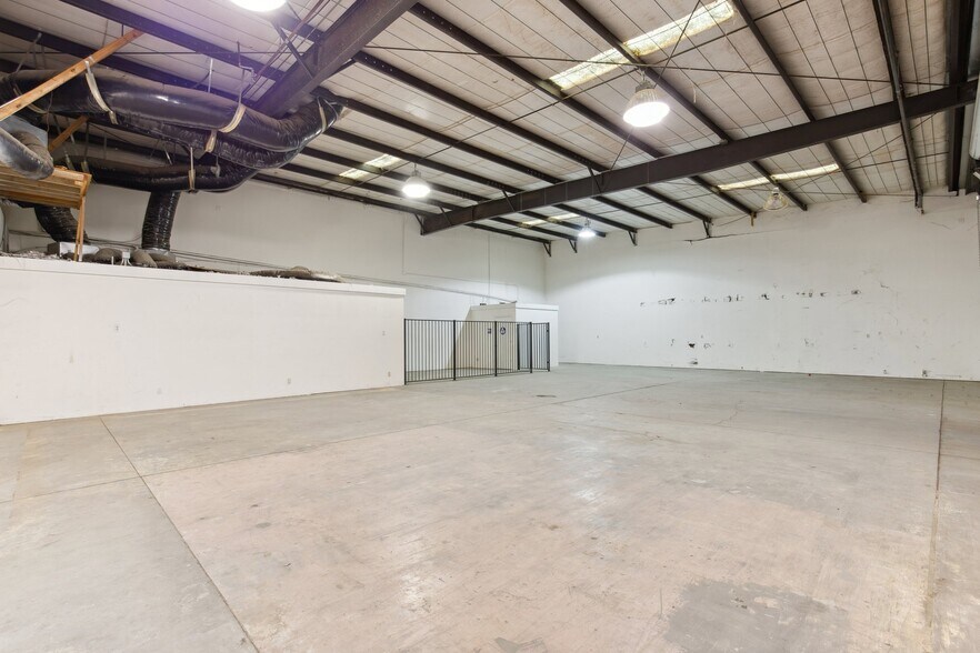 More Photos Of 311 S Pine St, Madera Showroom For Lease