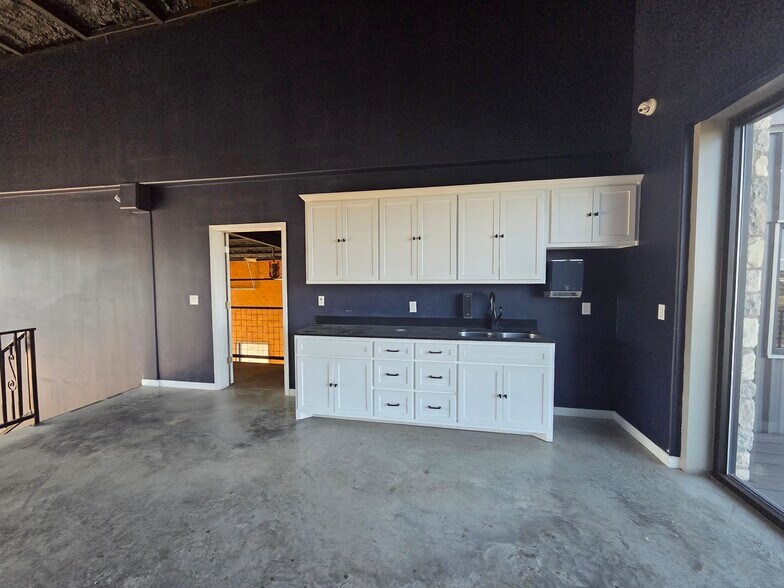 More Photos Of 231 Frog Pond Ln, Dripping Springs General Retail For Sale