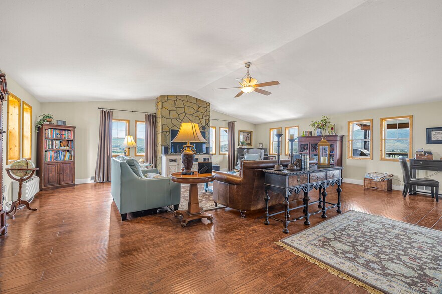 More Photos Of 13 Gott Ln, Salmon Hospitality For Sale
