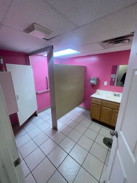 More Photos Of 2038 W Broadway Ave, Minneapolis Storefront For Sale