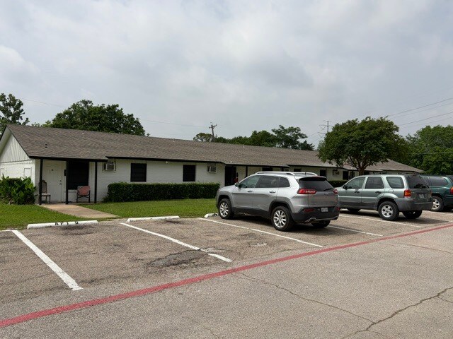 More Photos Of 700 W Avenue G, Garland Apartments For Sale