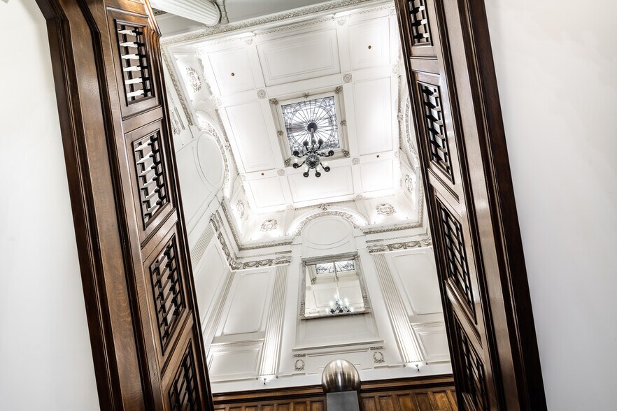 More Photos Of 1175-1183 Pl Du Frère-André, Montréal Office For Sale