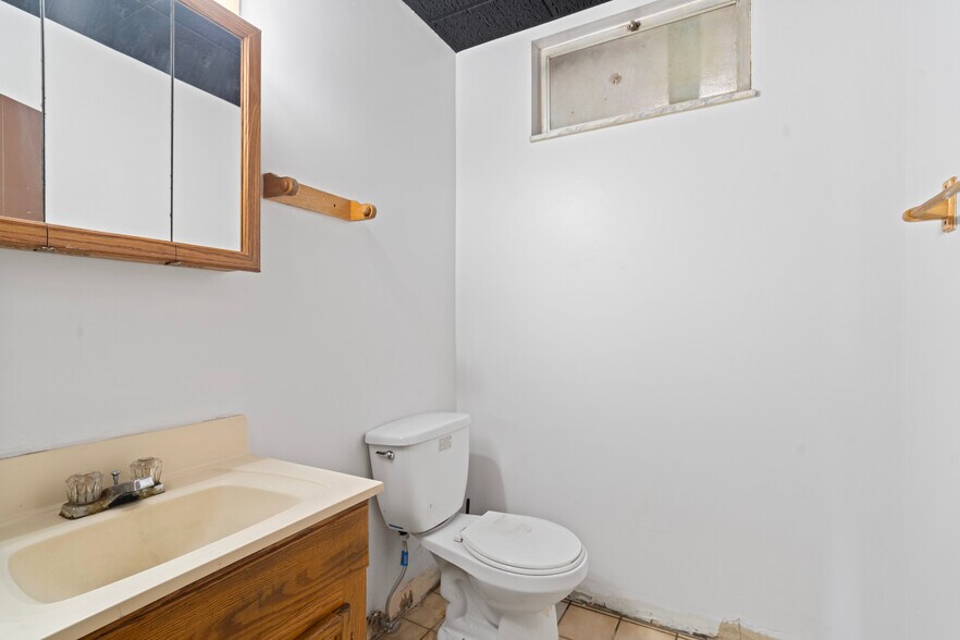 More Photos Of 15 S Worthington St, Youngstown Warehouse For Sale