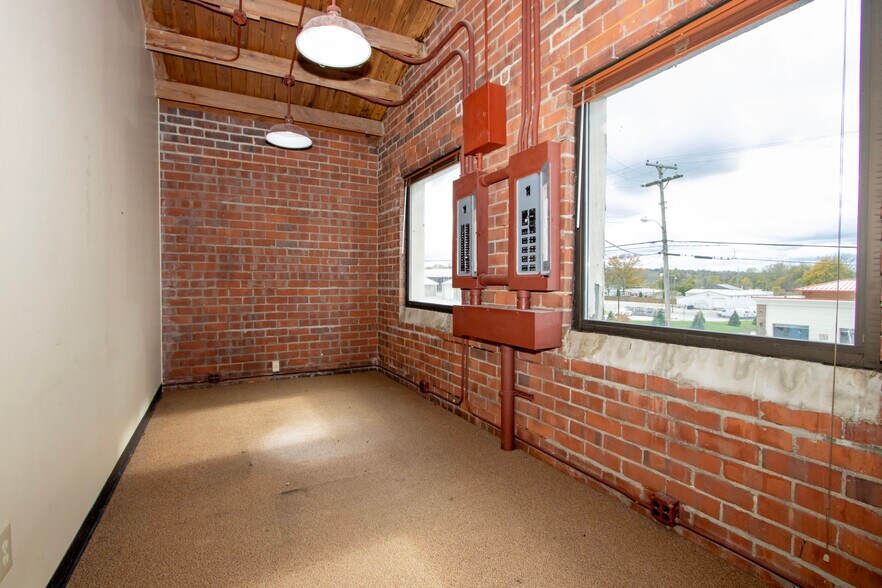 More Photos Of 160 S Columbus St, Wooster Warehouse For Lease