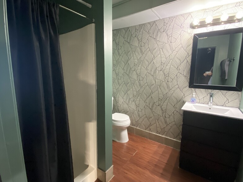 More Photos Of 1422 Woodmont Ln NW, Atlanta Showroom For Sale