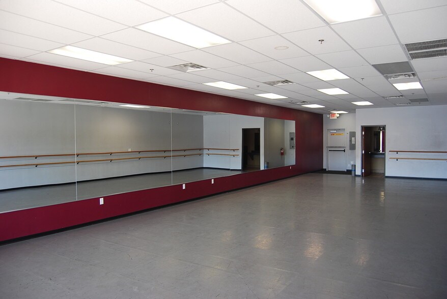 More Photos Of 270 E Horizon Dr, Henderson Storefront Retail Office For Lease