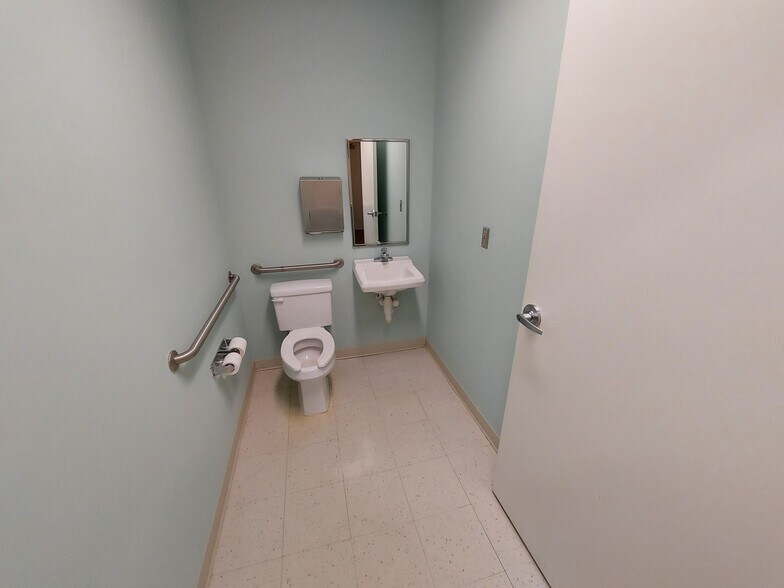 More Photos Of 5015 Southpark Dr, Durham Medical For Lease