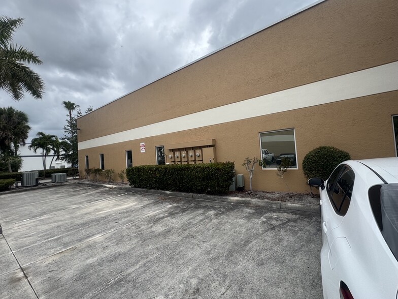 More Photos Of 1410 Park Ln S, Jupiter Warehouse For Lease