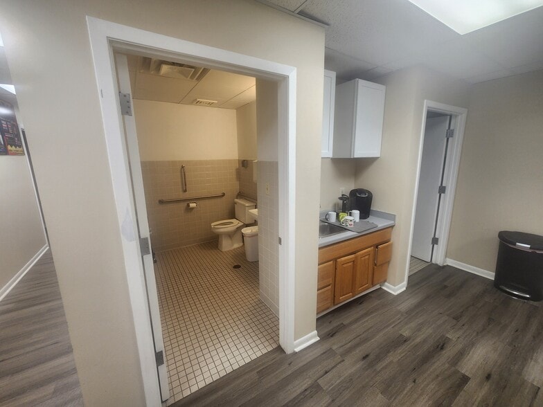 More Photos Of 1322 S 10th St, Milwaukee Freestanding For Sale