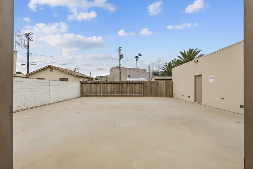 More Photos Of 4204 W Burbank Blvd, Burbank General Retail For Sale