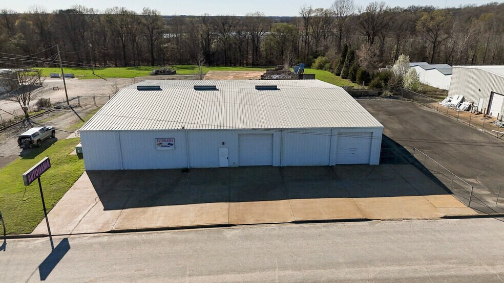 More Photos Of 39 N Madison Dr, Humboldt Showroom For Sale