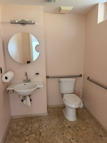More Photos Of 3000 E Commercial Blvd, Fort Lauderdale General Retail For Lease