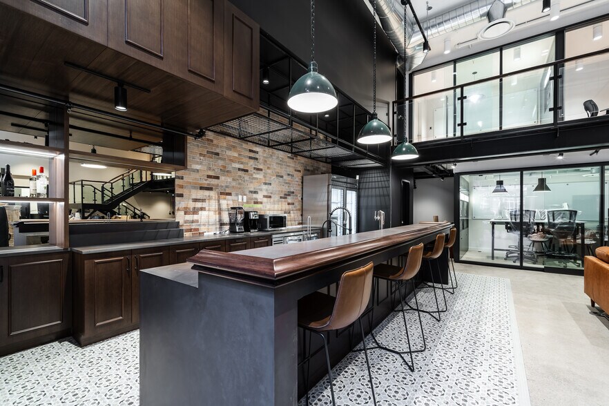 More Photos Of 7062-7064 Boul Saint-Laurent, Montréal Office For Sale