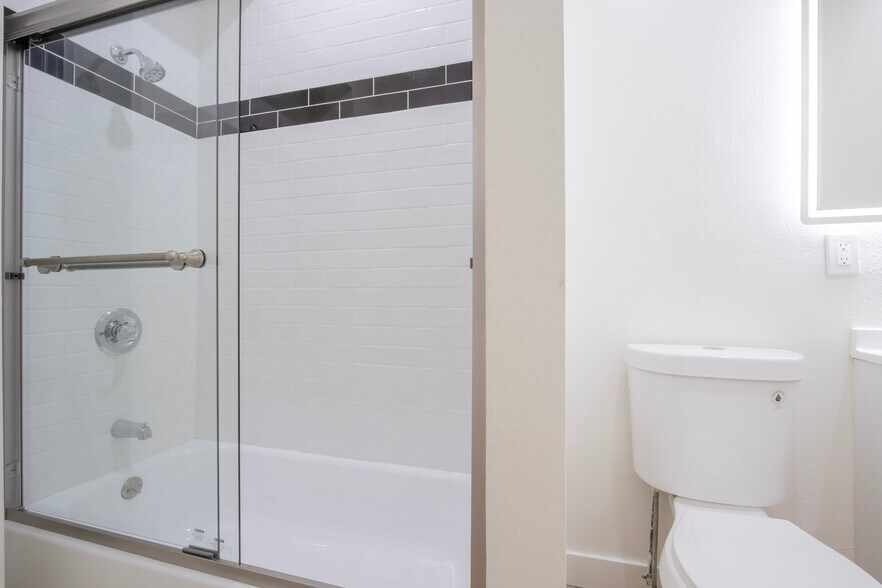 More Photos Of 1918 Grace Ave, Los Angeles Apartments For Sale