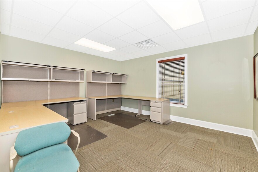 More Photos Of 925 N East St, Frederick Bank For Lease