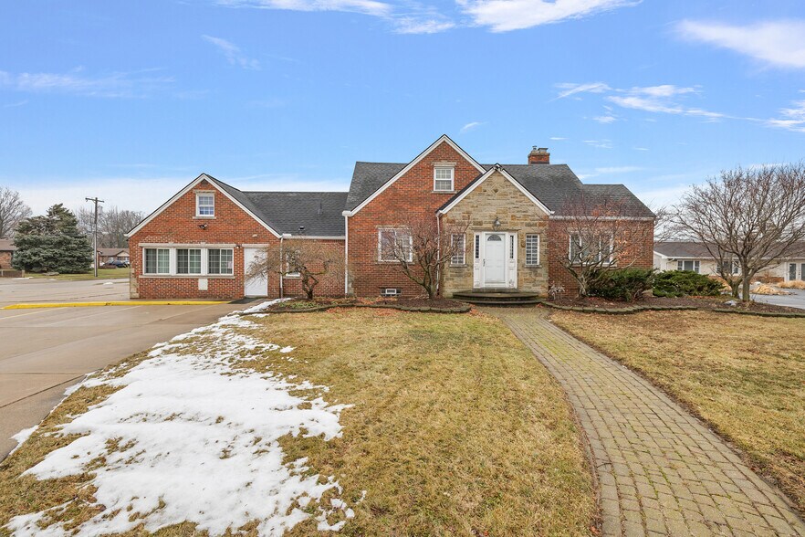 More Photos Of 18200 E 13 Mile Rd, Roseville Office For Sale